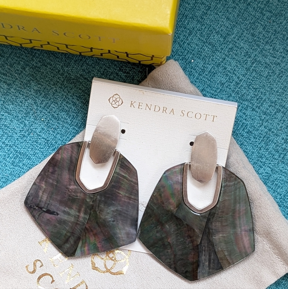 Kendra Scott Amaranth Pearly  Drop Earrings